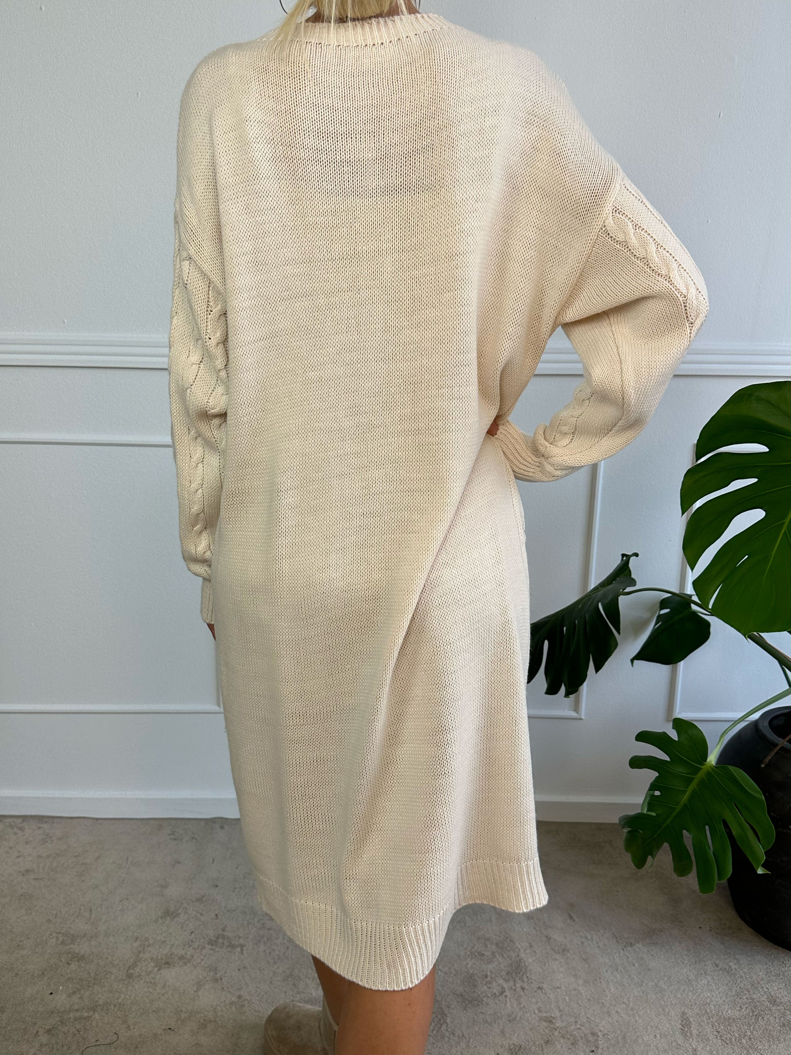 Karolina - Lang kjole med kabelstrik